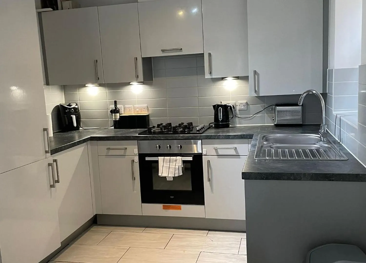 2 Bedroom Spacious Apartment Sleeps 5 Bournemouth